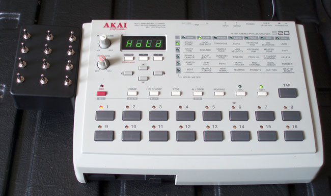 Circuitbenders - Akai S20 sampler modifications Circuitbenders - Akai S20 sampler modifications